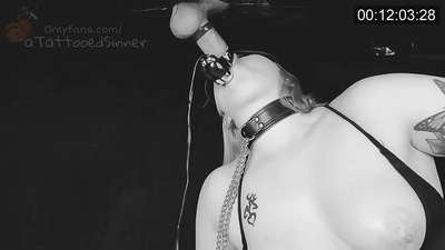 Zazavavy tsara tarehy miaraka amin'ny nono tonga lafatra amin'ny gloryhole